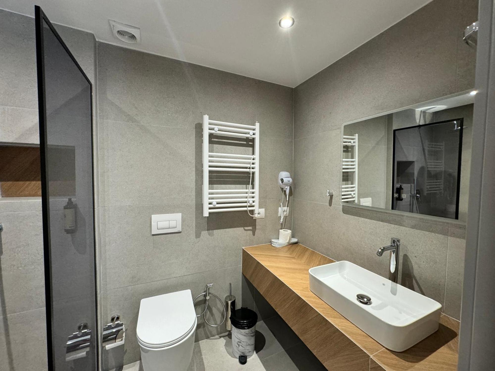 Hotel Liss Lezhe Bagian luar foto