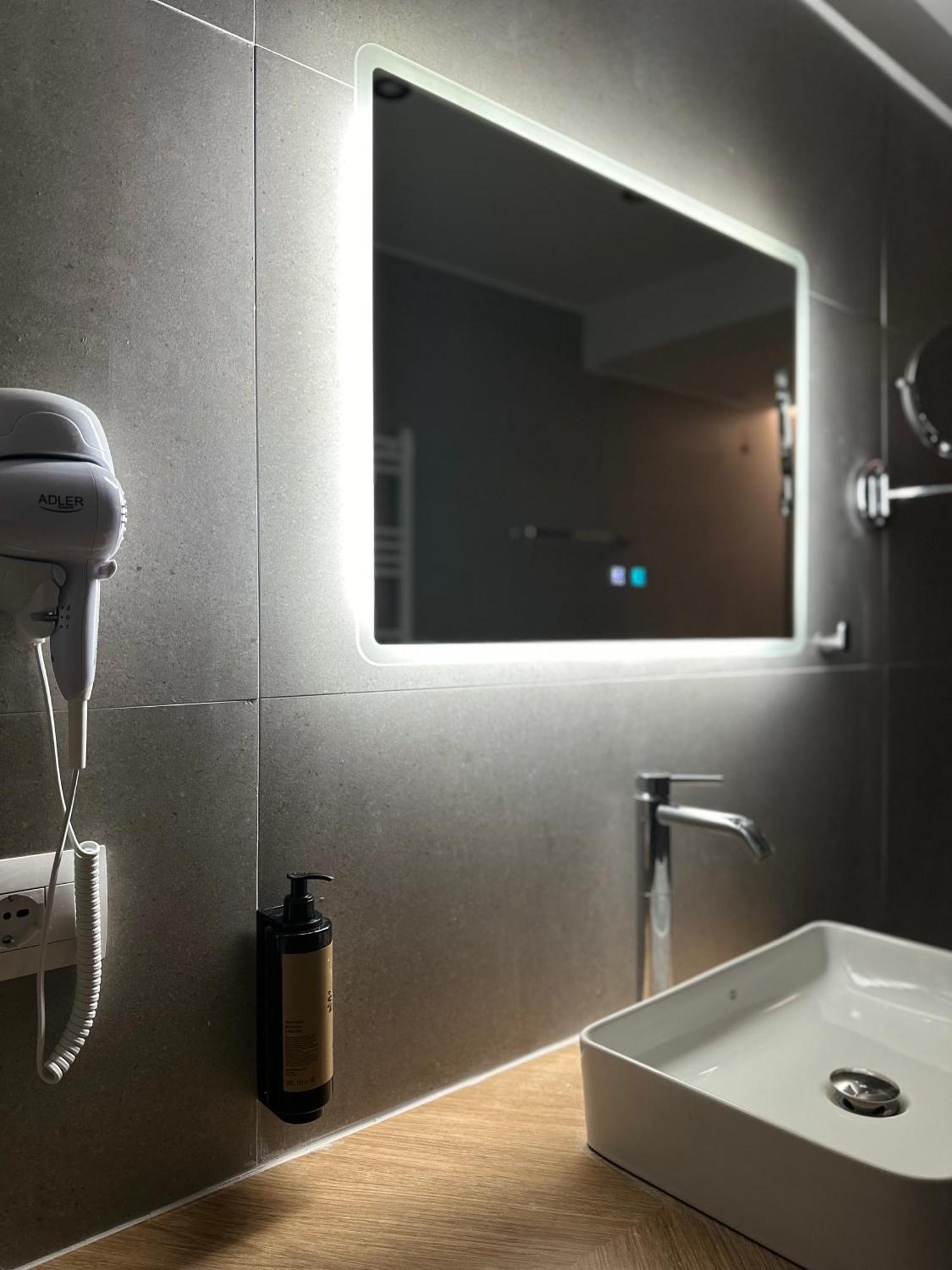 Hotel Liss Lezhe Bagian luar foto